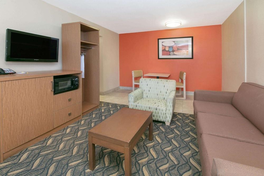 Days Inn & Suites By Wyndham Arlington Near Six Flags מראה חיצוני תמונה
