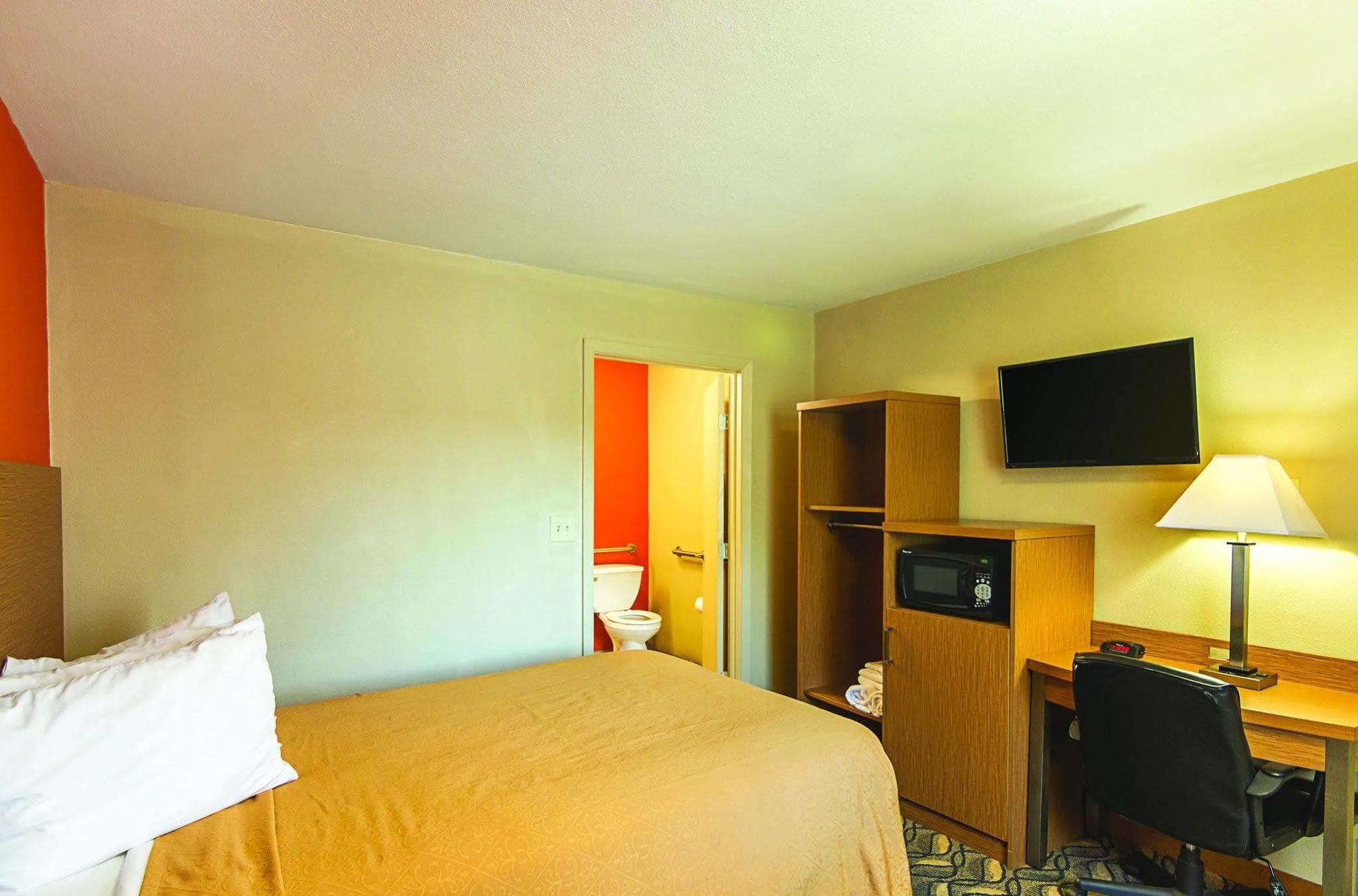 Days Inn & Suites By Wyndham Arlington Near Six Flags מראה חיצוני תמונה